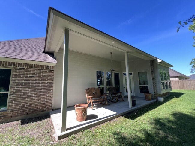 Building Photo - Luxury 4 Bedroom Home in Zachary’s Audubon Lakes
