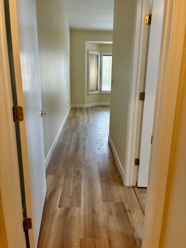 Building Photo - Newly Renovated Interior!