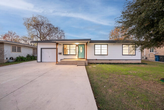 Building Photo - 636 Southeast Terrace