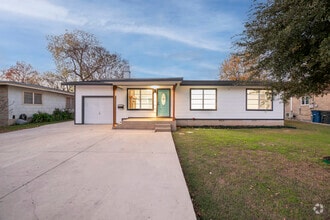 Building Photo - 636 Southeast Terrace