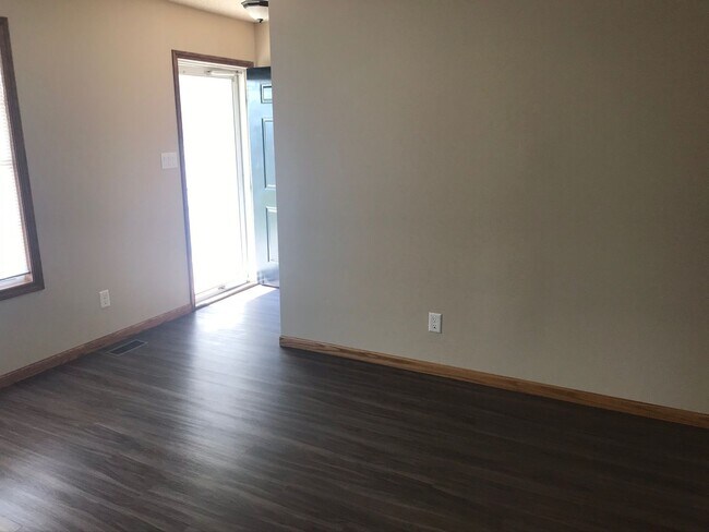 Building Photo - 4 Bedroom, 3 Bathroom House with Attached Double Car Garage