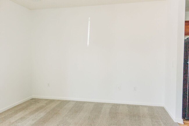 Building Photo - 3 BR/ 2.5 BA Townhome in Somerset Springs ...