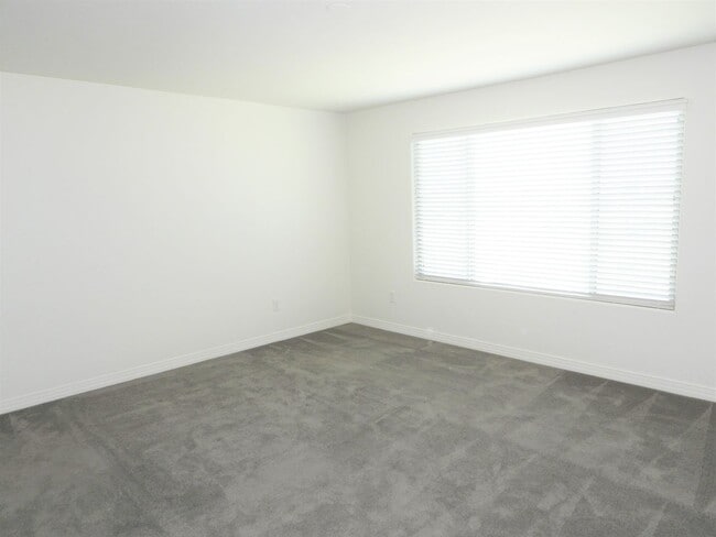 Building Photo - 4 Bedroom 2.5 Bathroom