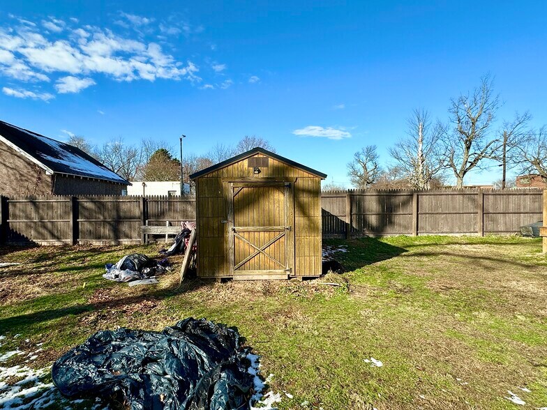 Building Photo - 628 Superior St