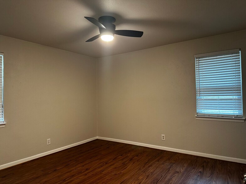 Building Photo - 557 NW Newton Dr