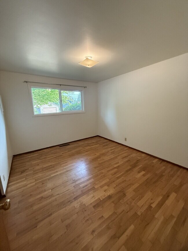 Building Photo - Single Family Home Available for Rent!