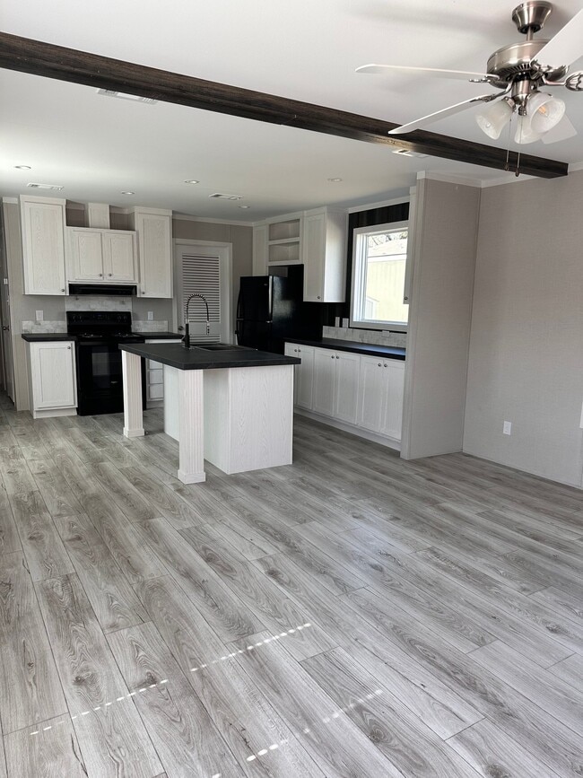 Building Photo - 15950 Flores Curv