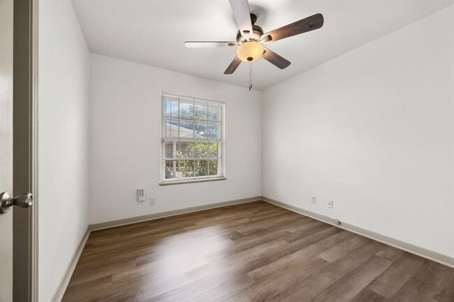 Building Photo - 1702 Ridgemont Dr