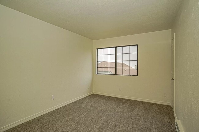 Building Photo - Two bedroom Townhouse near Ashland Community Hospital