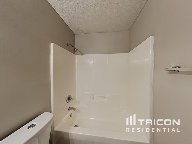 Building Photo - 209 Oakpointe Dr