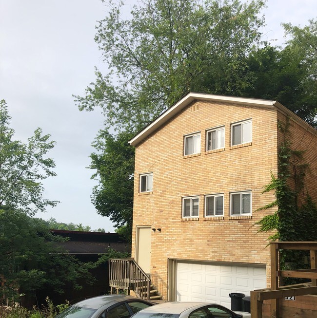 2nd Floor Duplex 2 Bed / 1 Bath - 523 Windsor Ave