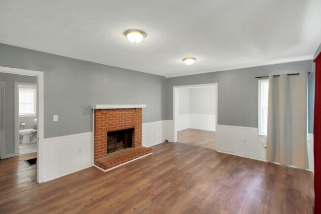 Building Photo - 811 Oakwood Dr