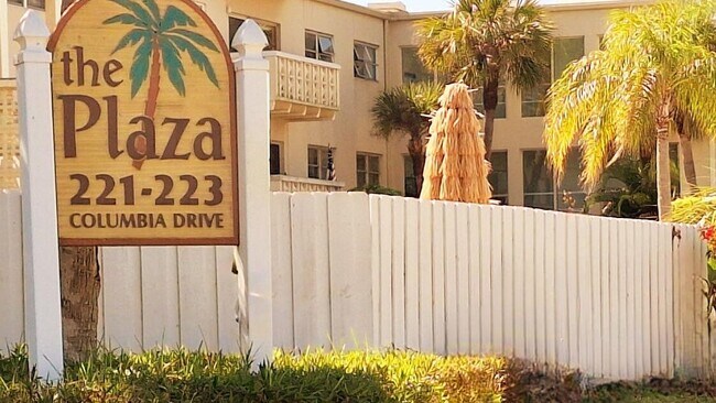 Building Photo - 221 Columbia Dr
