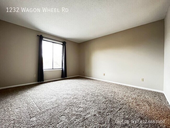 Building Photo - 3 Bed 3 Bath Townhome - 2 Car Attached Gar...