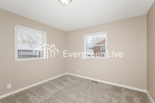 Building Photo - 3913 N Bolton Ave