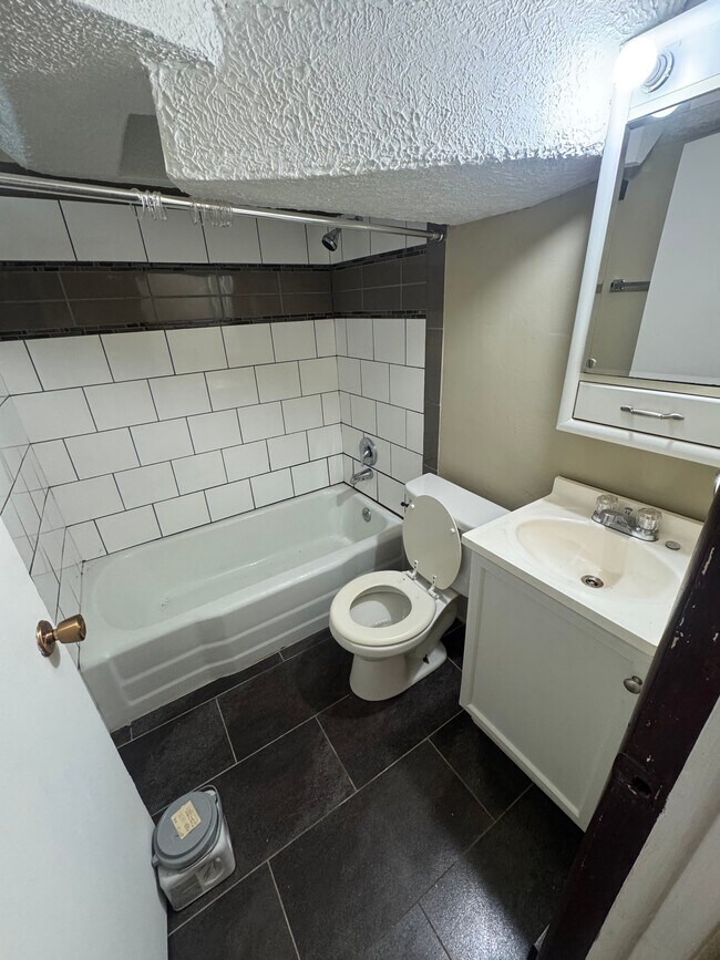 Building Photo - 136 N 31st Ave