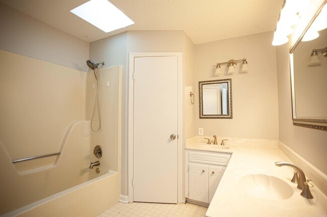 Building Photo - 2000 Lessel Dr