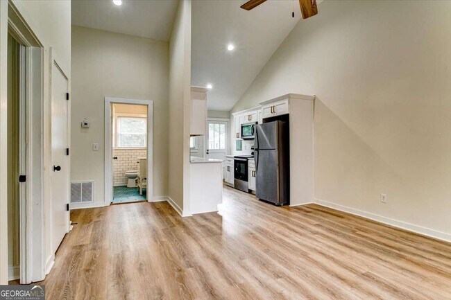 Building Photo - 210 Bryan St