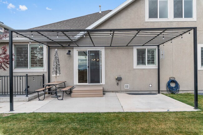 Building Photo - 196 E Water Ln