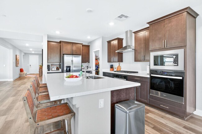 Building Photo - 1024 Saker Falcon Dr