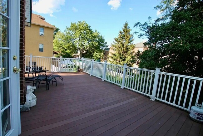 Building Photo - 1522 Dwight Pl