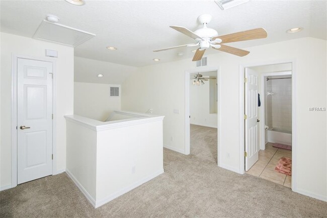 Building Photo - ANNUAL - 4/2.5 LARGE/CLEAN  HOME - GATED C...