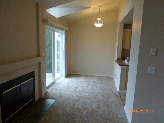 Building Photo - 3 Bed 2 Bath Condo in Factoria