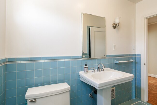 Building Photo - 818 Collier Dr