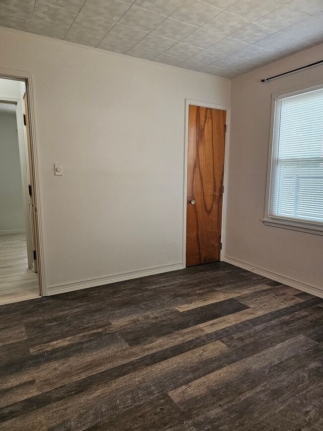 Building Photo - Very updated, cozy two bedroom across from BGHS