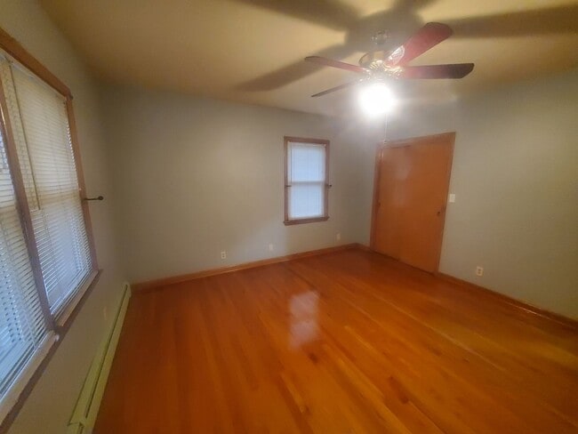 Building Photo - 3 Bedroom Single Family Home