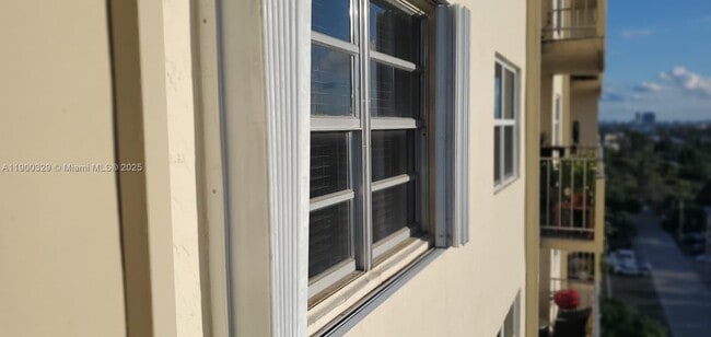 Building Photo - 900 NE 18th Ave