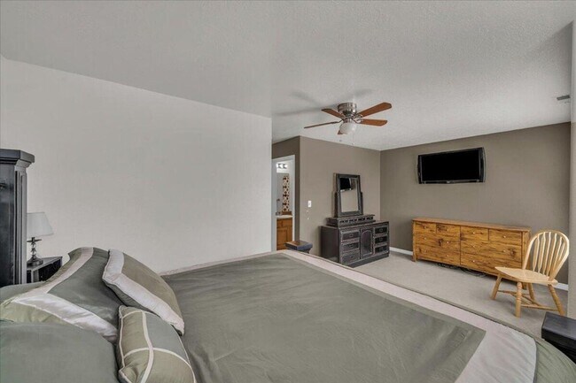 Building Photo - Hidden Valley Townhome!! END UNIT!