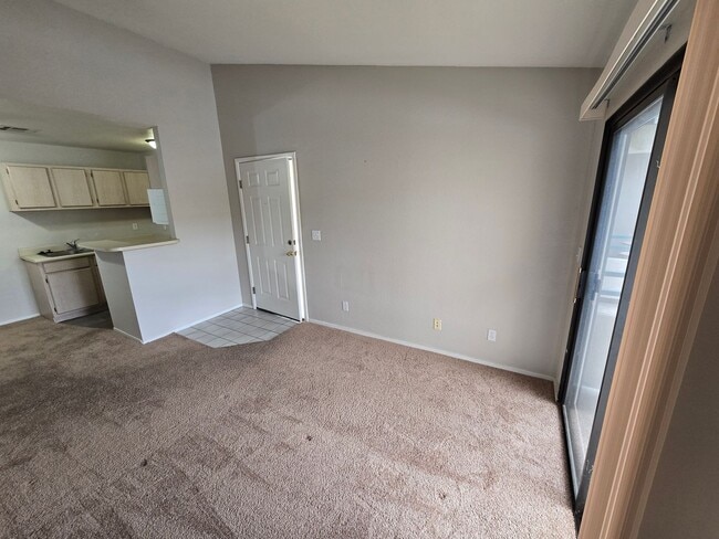 Building Photo - ***GREAT 1 BEDROOM/ 1 BATH CONDO ON SECOND...