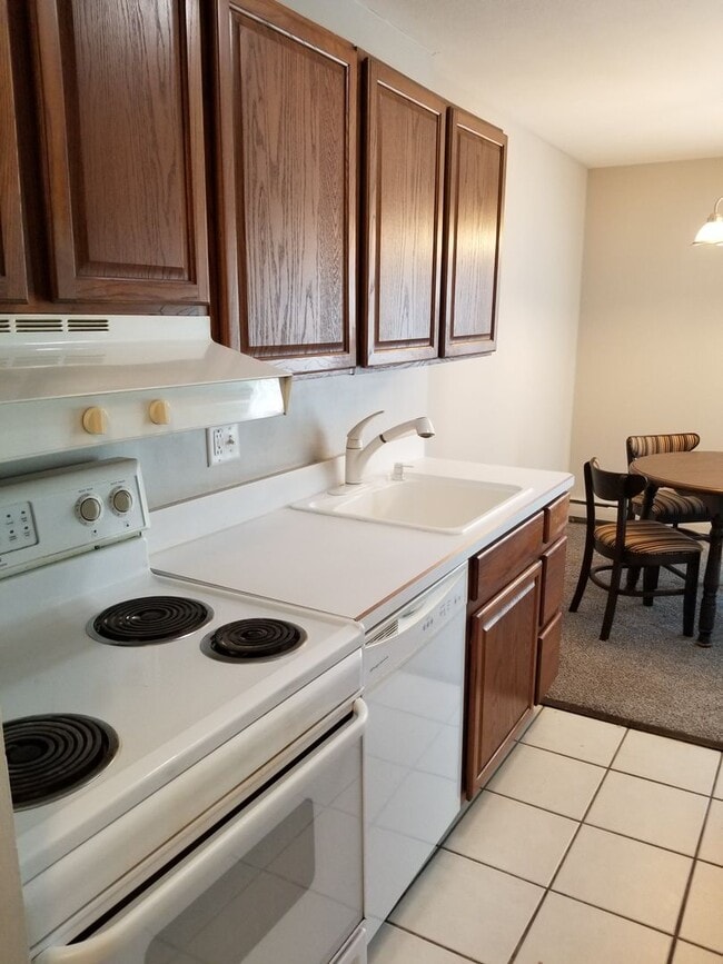 Building Photo - Chagrin Falls condo for rent