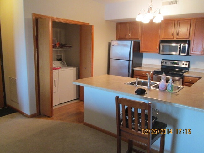 Building Photo - AVAILABLE NOW!!!  2 Bedroom Condo in amazi...