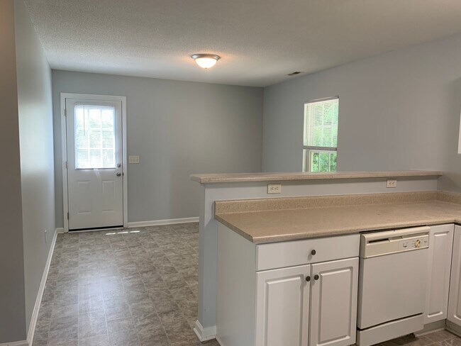 Building Photo - 3 BD, 2 BA House: Freshly Painted + New Flooring + Available Now!