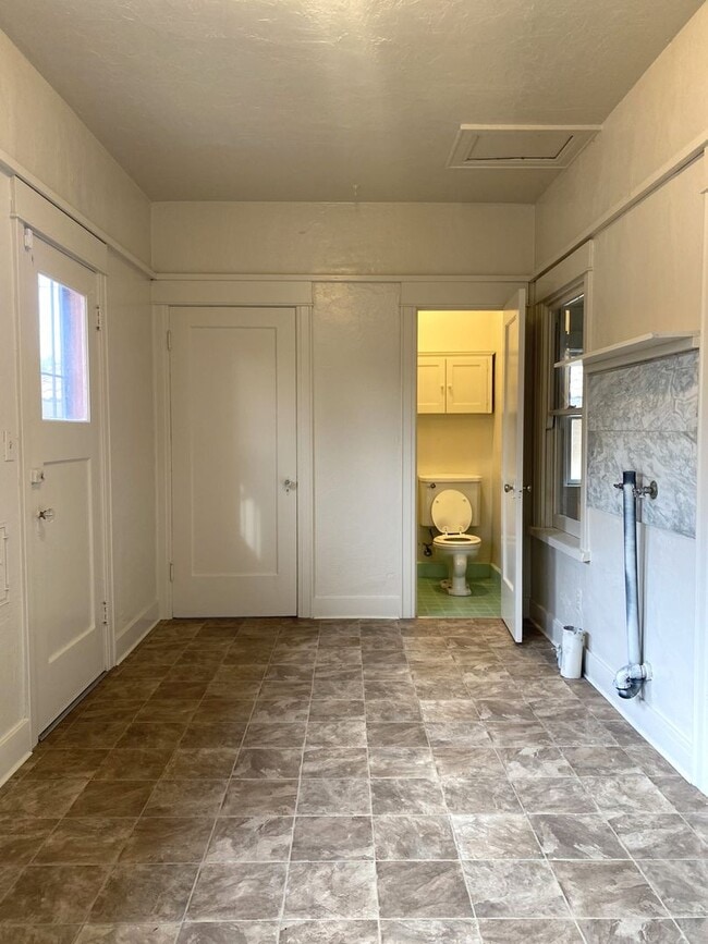 Building Photo - Available Now! Charming 3-bdrm./1.5-bath, ...