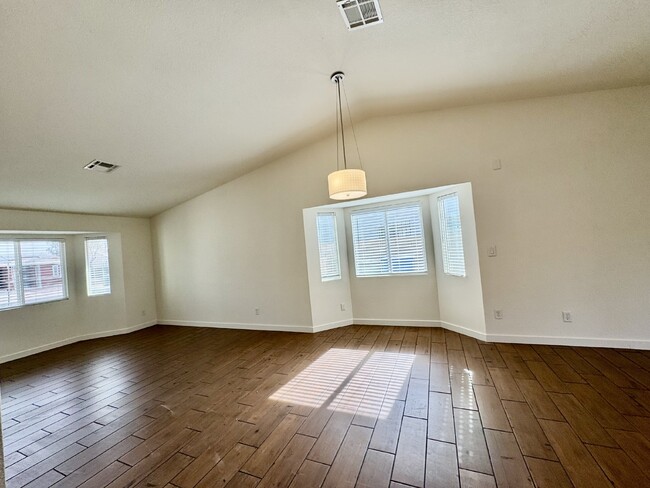 Building Photo - Midvale beauty 3 bed 2 bath