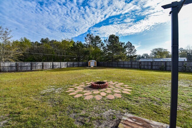 Building Photo - 4 bedroom, 2.5 bathroom Home!