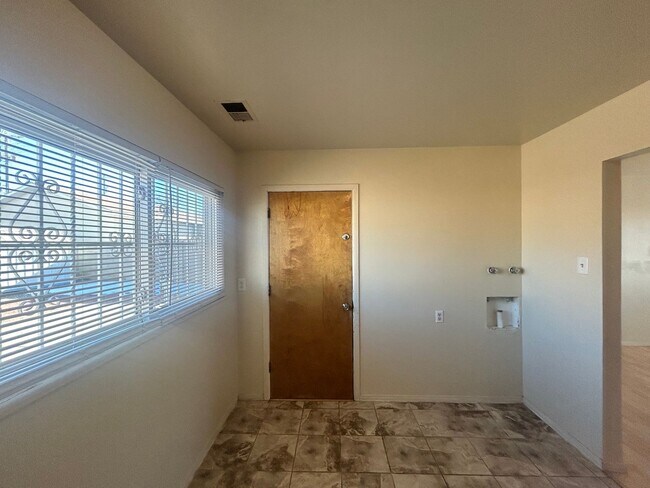 Building Photo - 3BD/1BA Home with Newly Remodeled Kitchen