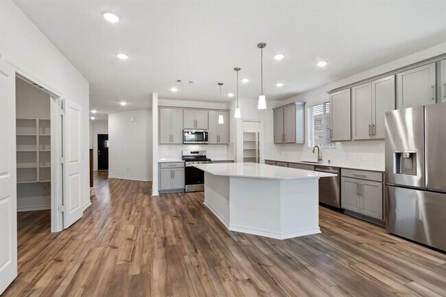 Building Photo - 15818 Dove Holw Dr
