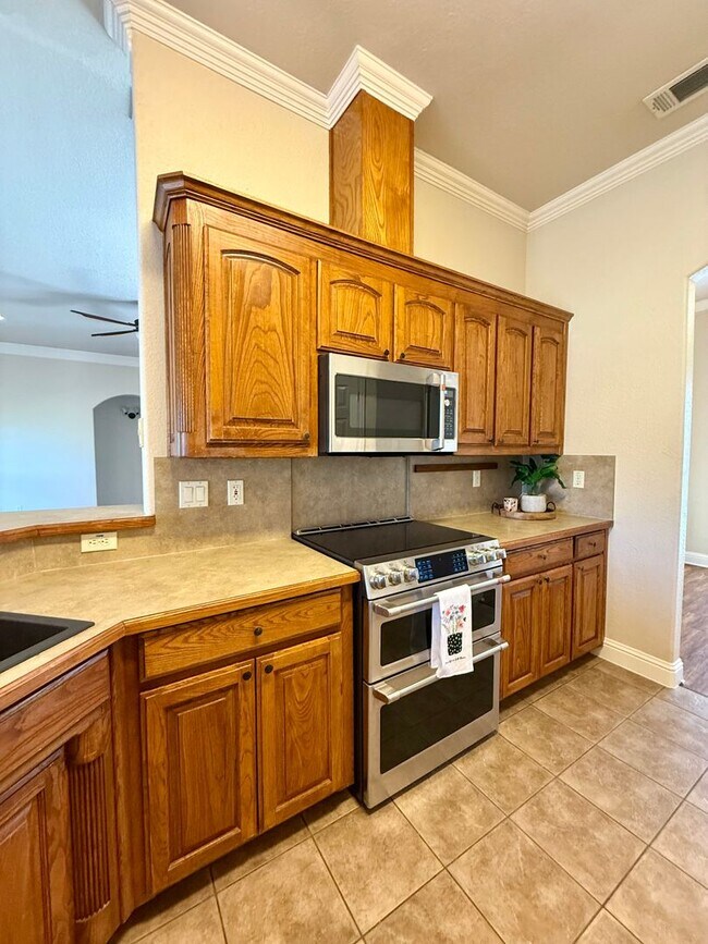 Building Photo - 5 bedroom - Great OUTDOOR LIVING - ALEDO ISD