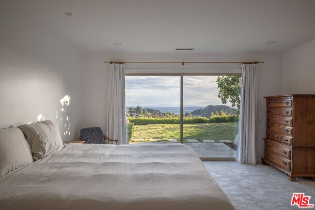 Building Photo - 2701 Lake Hollywood Dr