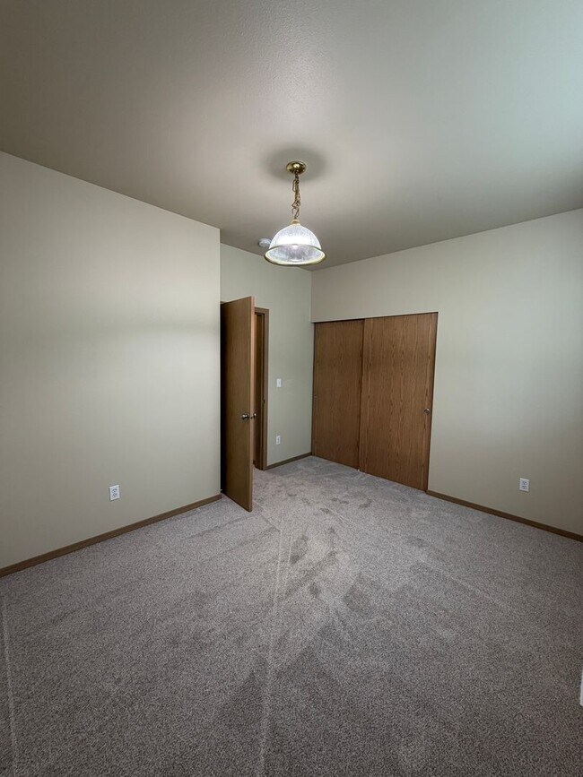 Building Photo - 843 Gina Ct SE