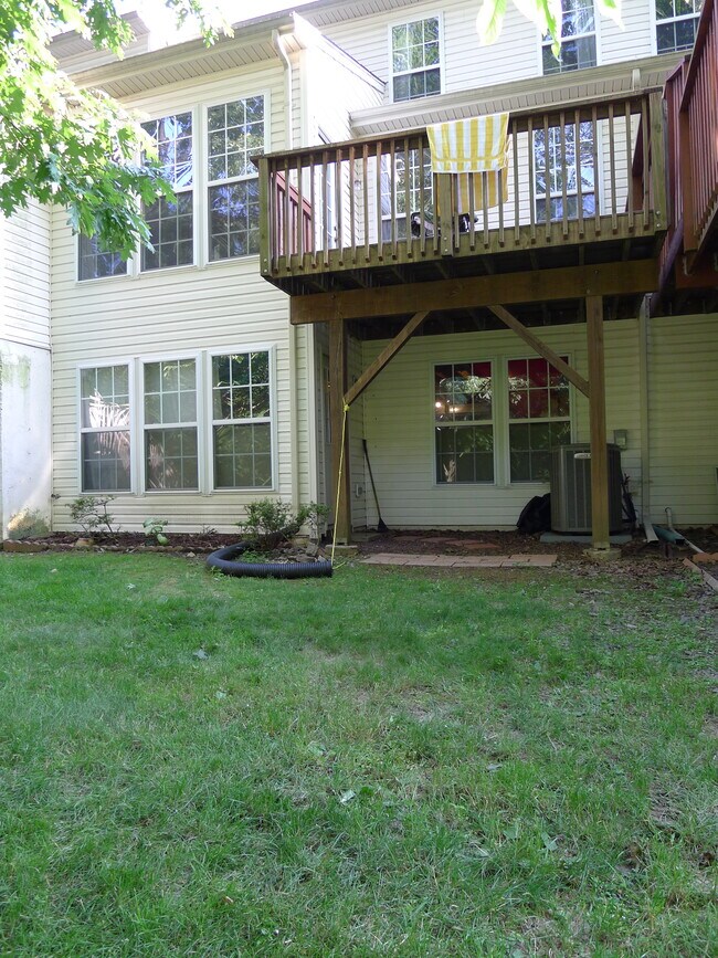 Building Photo - 553 Mockingbird Way