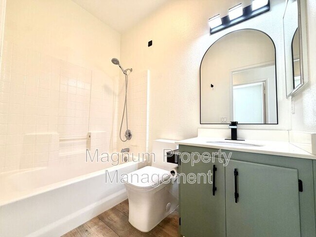 Building Photo - 8182 Bon View Dr