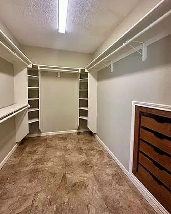 Building Photo - 305 Tyler Dr