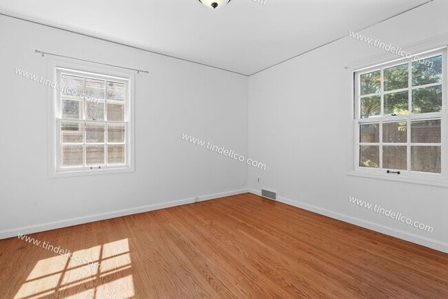 Building Photo - Three Bedroom Cape Cod with Yard in Highly...