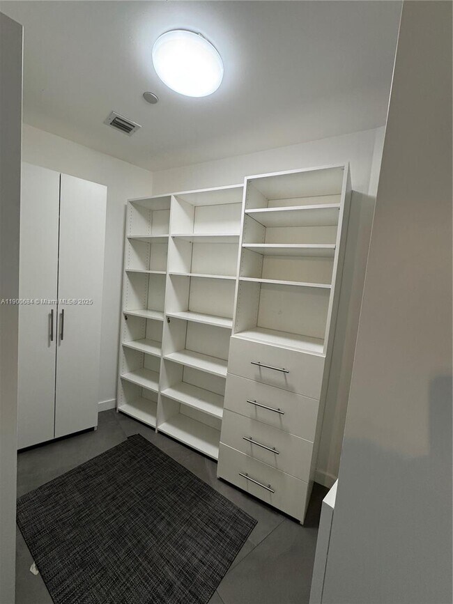 Building Photo - 2020 N Bayshore Dr