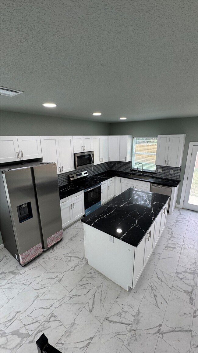 Building Photo - 129 S 10th St